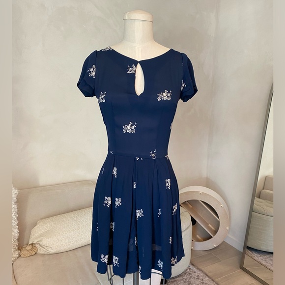BLUE AND WHITE FLORAL PRINT REFORMATION MINI DRESS - Picture 2 of 9
